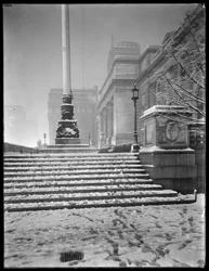 Nachtzicht van de ingang van het hoofdfiliaal van de New York Public Library vanaf de noordoostelijke trappen, in de sneeuw, 42nd Street en Fifth Avenue, New York City, 6 maart 1915